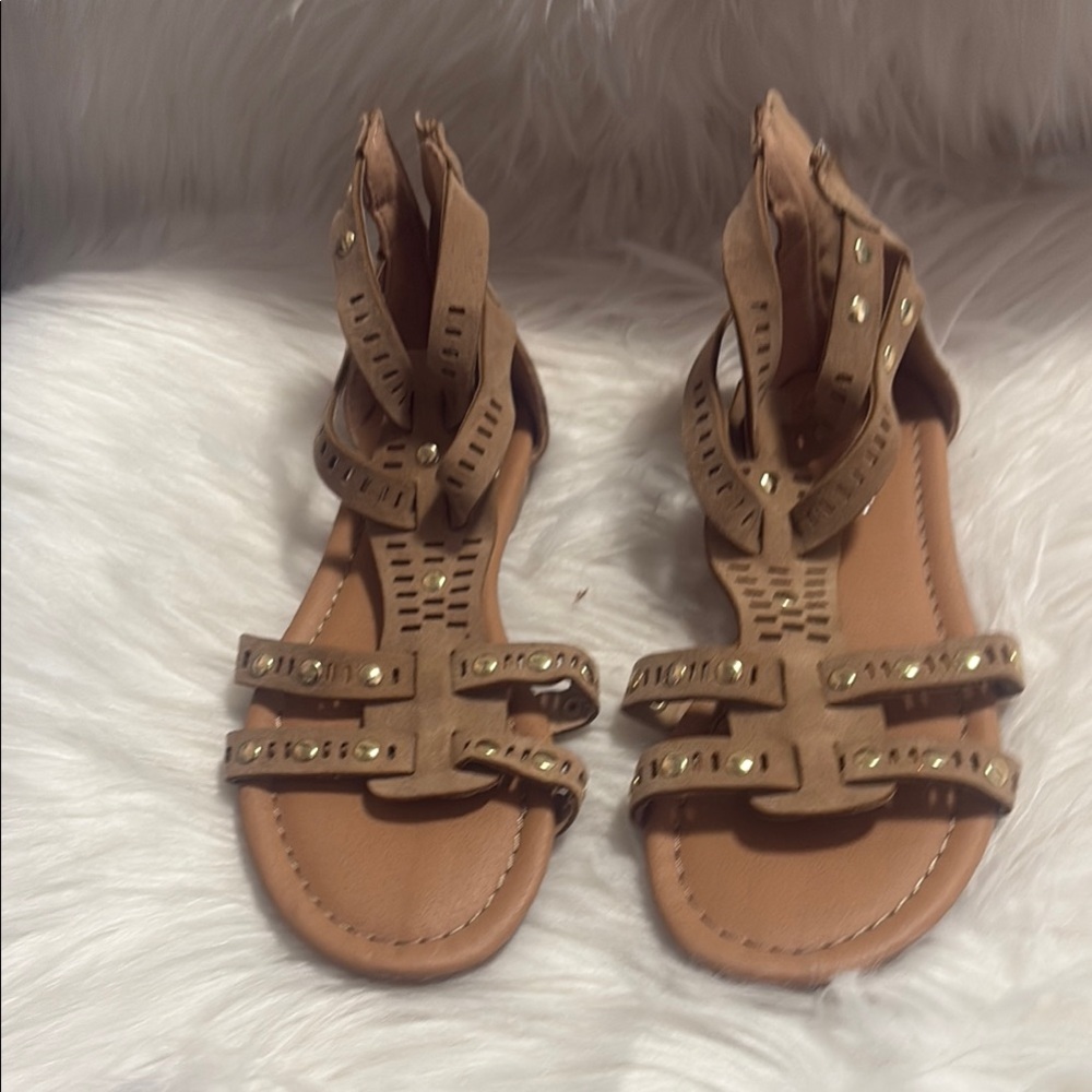Link Tan Sandals with Elegant Gold Accents